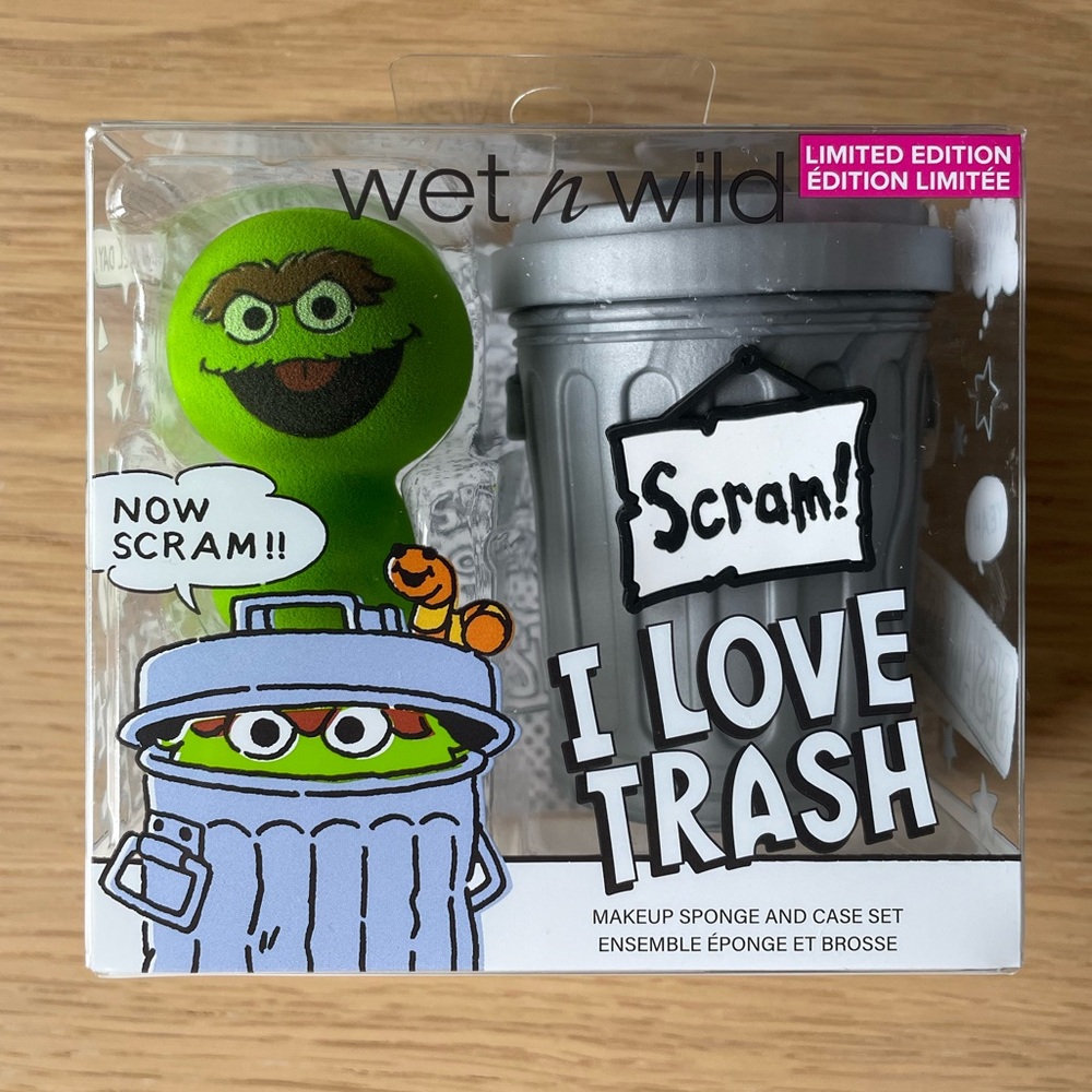 Wet n Wild Sesame Street Collection I Love Trash Makeup Sponge + Holder/Tray